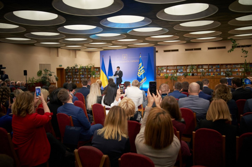 Люди - самое ценное, что есть у Украины: Зеленский наградил молодых ученых 