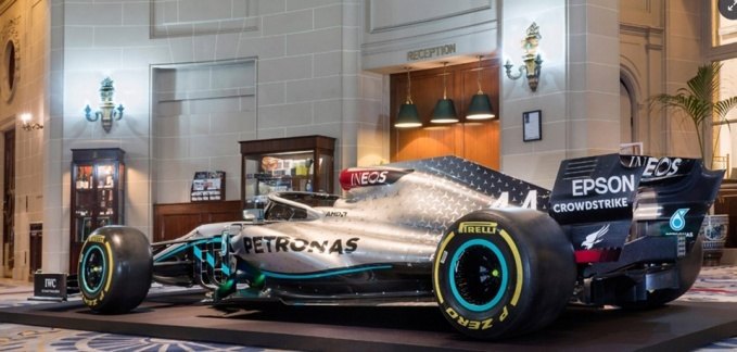 Mercedes представил новую ливрею болида Формулы-1, в которую добавил красный цвет (фото)