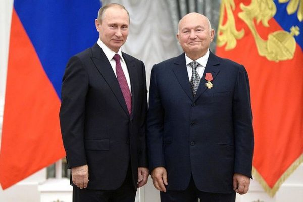 Юрий Лужков с Владимиром Путиным.