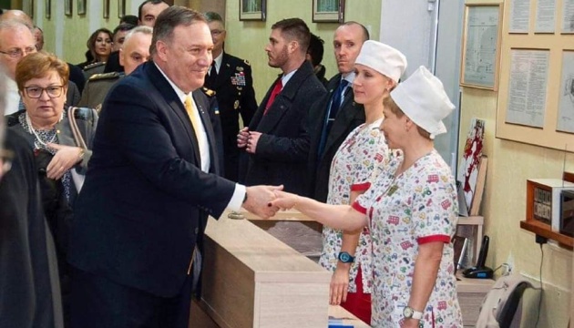 Помпео посетил раненых военных в киевском госпитале