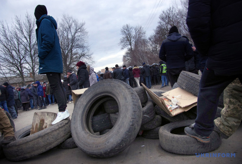 Эвакуированные из Уханя, ангелы памяти и "живой" герб