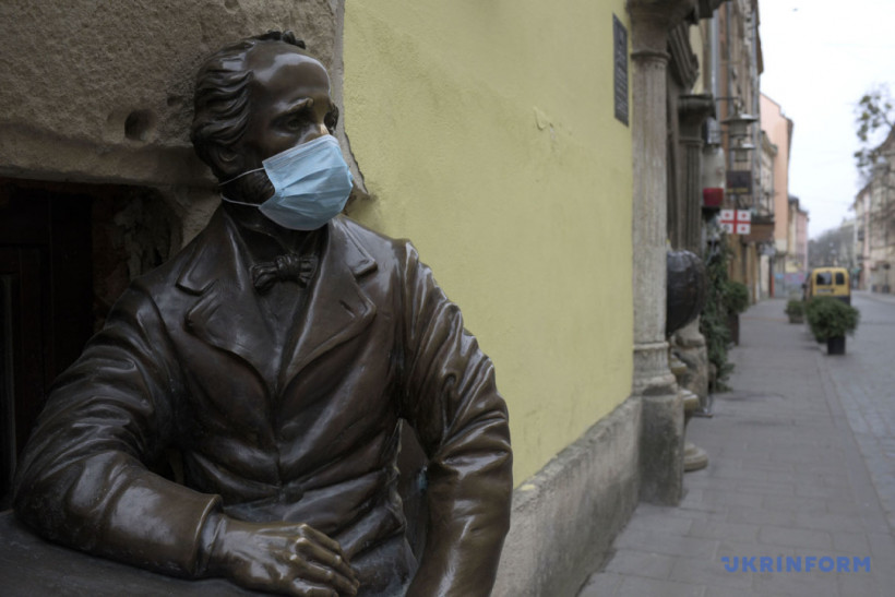Карантинная изоляция, моржи против вируса и памятник в маске