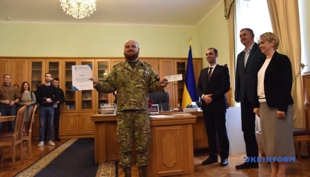 Добровольцам впервые вручили удостоверения участников боевых действий