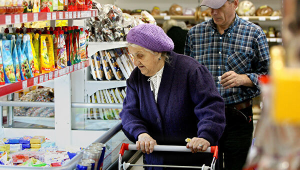 Пенсионеры в магазине