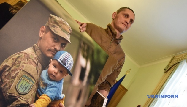 Добровольцам впервые вручили удостоверения участников боевых действий