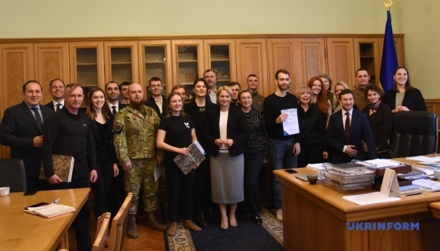 Добровольцам впервые вручили удостоверения участников боевых действий