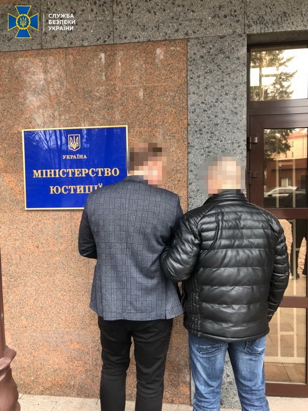 За взятку в $1 миллион задержали чиновников Минюста и уголовно-исполнительной службы