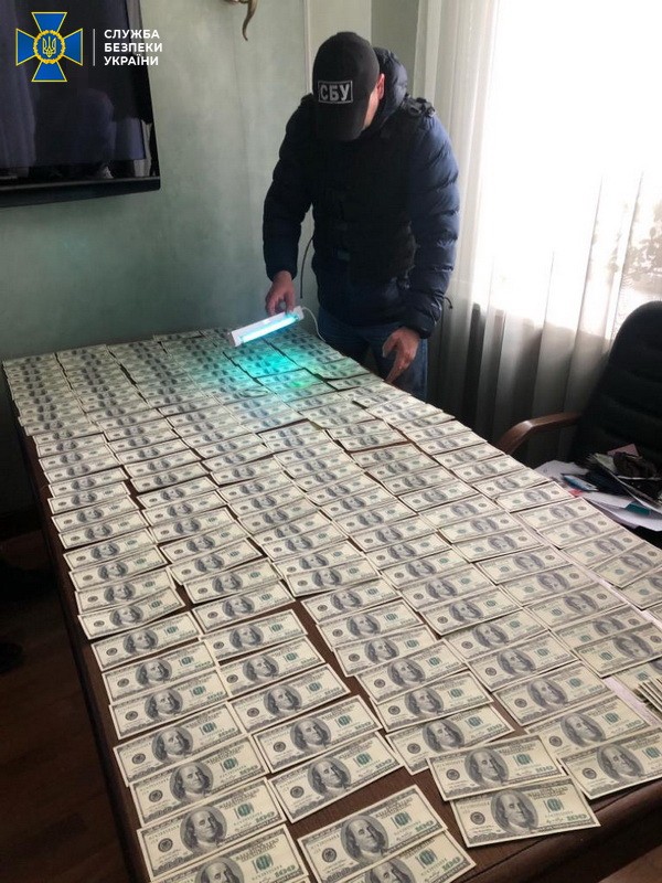 За взятку в $1 миллион задержали чиновников Минюста и уголовно-исполнительной службы
