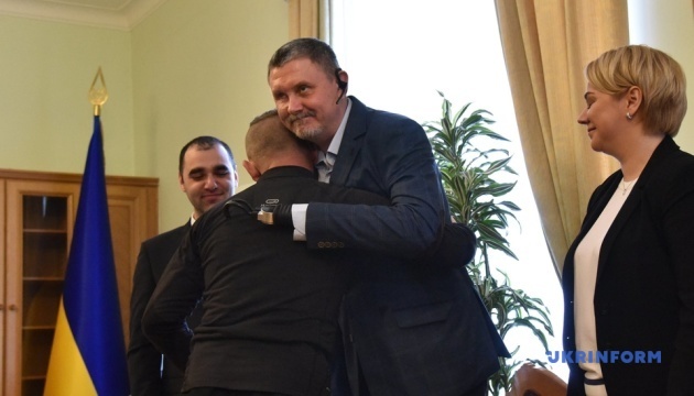 Добровольцам впервые вручили удостоверения участников боевых действий