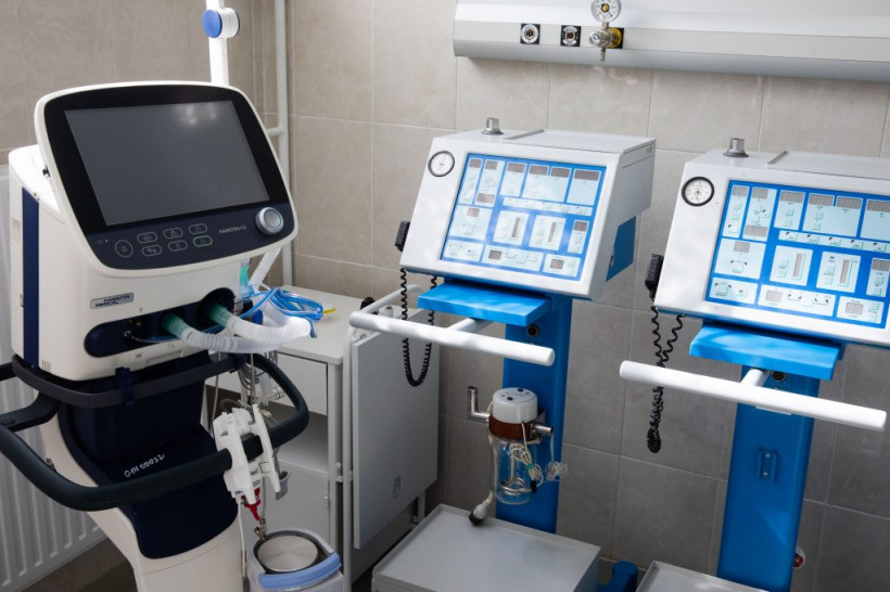 Фонд Порошенко передал столичной больнице очередную партию аппаратов ИВЛ