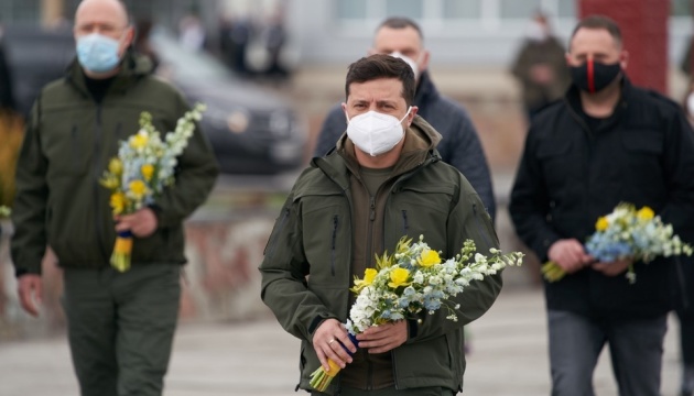 Зеленский наградил спасателей, тушивших пожар в Чернобыльской зоне