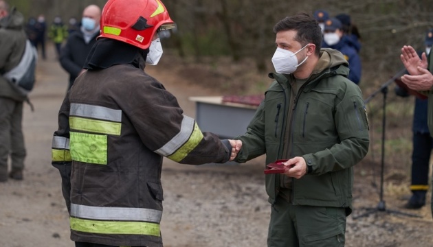 Зеленский наградил спасателей, тушивших пожар в Чернобыльской зоне