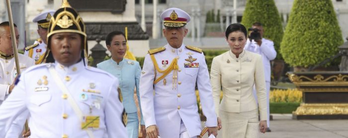 Как "самоизолируется" король Таиланда.