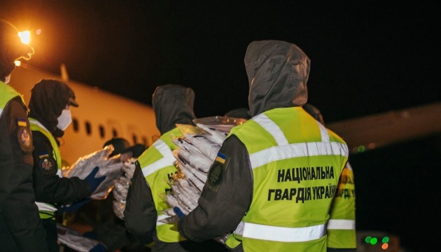 В Украину доставили 10 тысяч защитных костюмов от сети «Сильпо»