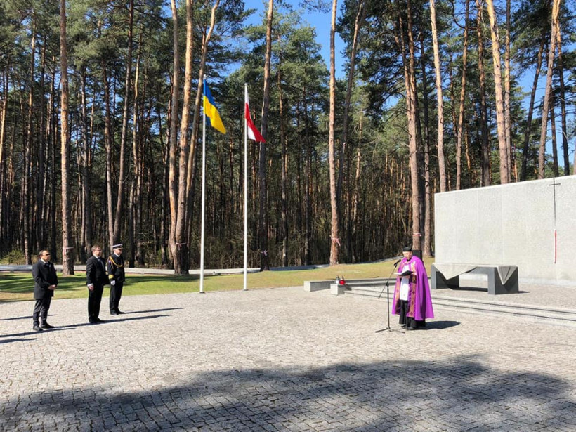 Дипломаты Украины и Польши почтили память жертв сталинских репрессий в Быковне