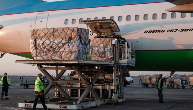 Из Южной Кореи в Киев доставили 42,5 тысячи защитных костюмов для медиков