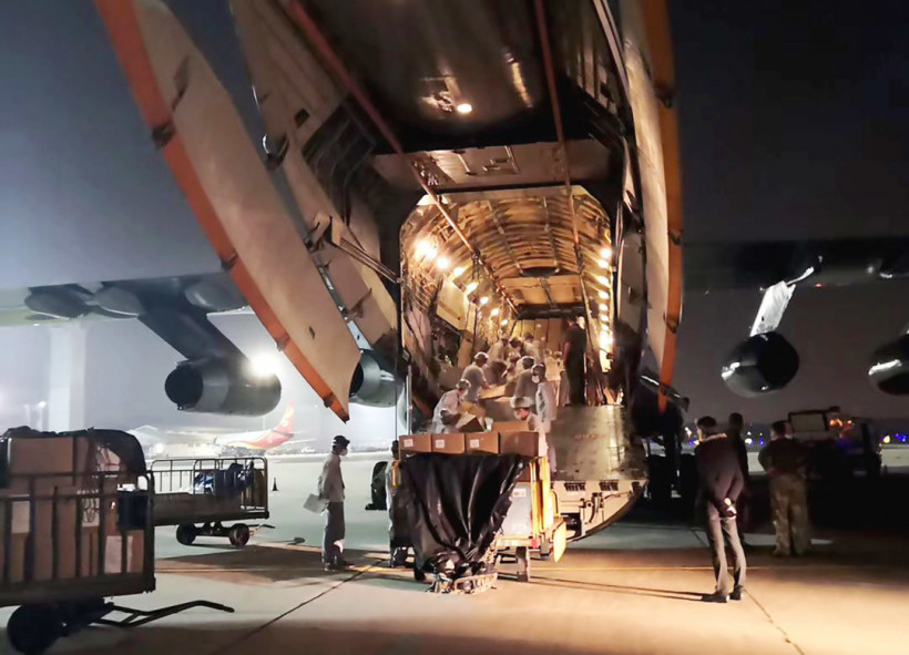 Украинские военные самолеты уже доставили 150 тонн медгрузов