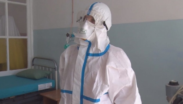 Фонд Порошенко передал больницам 20 тысяч защитных костюмов