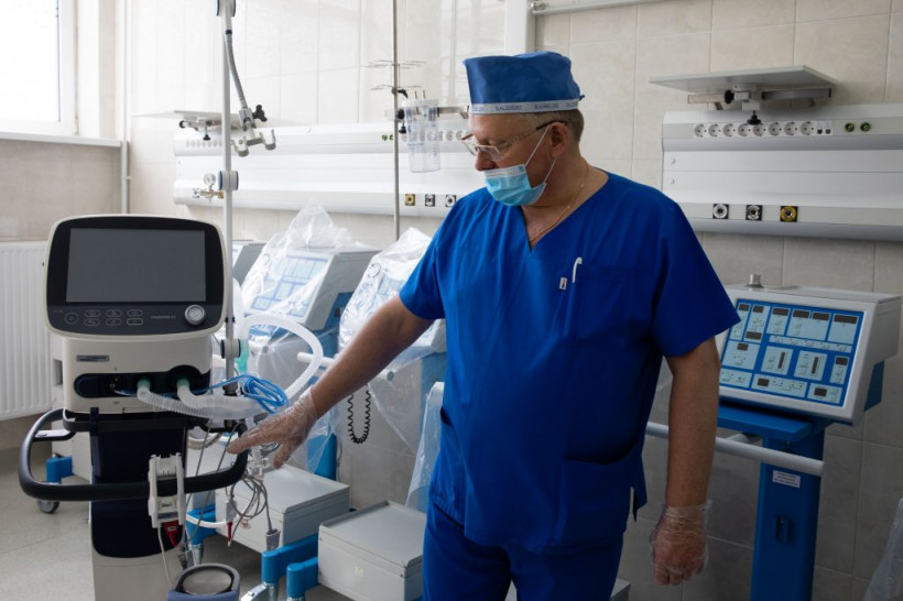 Фонд Порошенко передал столичной больнице очередную партию аппаратов ИВЛ