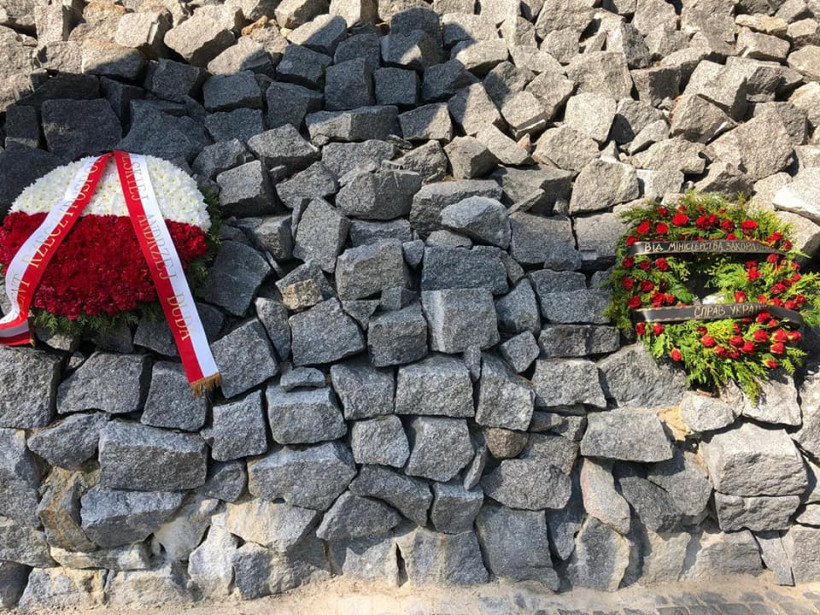 Дипломаты Украины и Польши почтили память жертв сталинских репрессий в Быковне