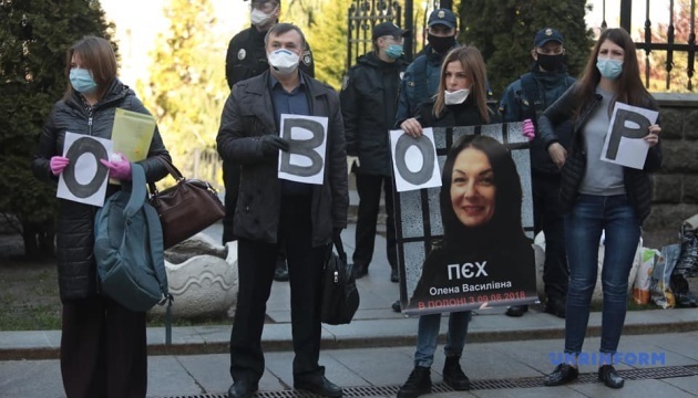 Родственники пленных на Донбассе митингуют под Офисом Президента