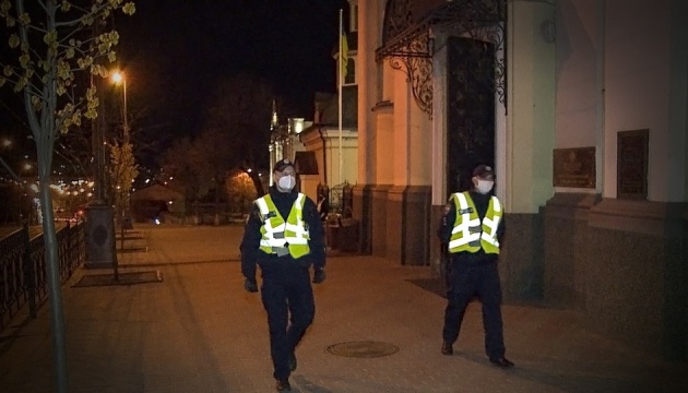 Полиция зафиксировала 19 нарушений карантина во время ночных богослужений