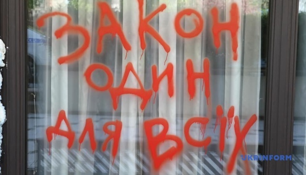 "Карантин так карантин": экс-депутат Ляшко замуровал вход в ресторан Тищенко