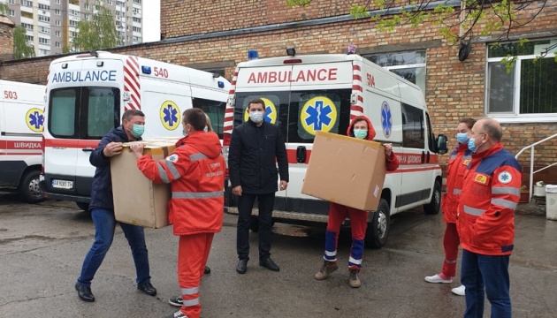 С начала пандемии Фонд Порошенко передал медикам 115 тысяч защитных костюмов 