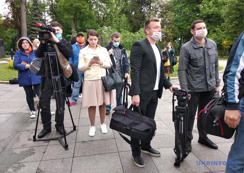 Как журналисты проходят контроль перед пресс-конференцией Зеленского