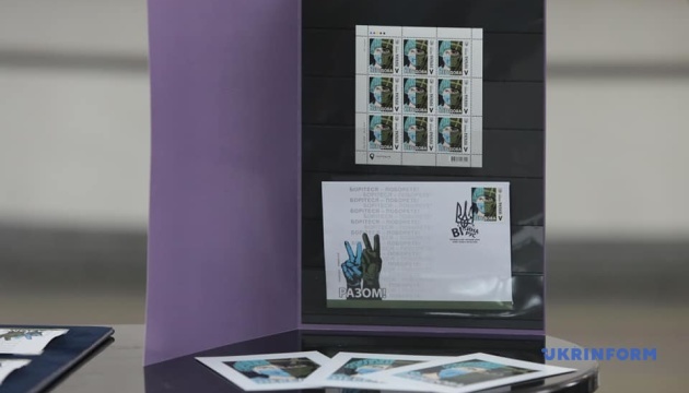 Укрпочта представила одну из первых в мире марок, посвященных борьбе с COVID-19