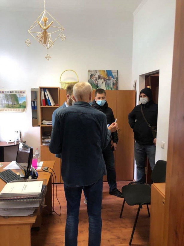ГБР снова в музее Гончара: следователь принес постановление о аресте картин семьи Порошенко