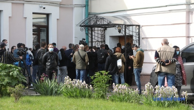 Сотрудники ГБР прорвались в музей, где проходит выставка картин семьи Порошенко