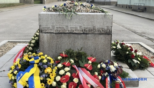Несмотря на пандемию Украина почтила память жертв концлагеря "Маутхаузена"