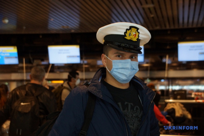 Спецрейсом из Амстердама возвращаются в Украину 159 моряков