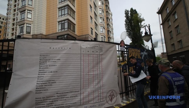 Участники акции "Стоп реванш" пришли под дом Зеленского