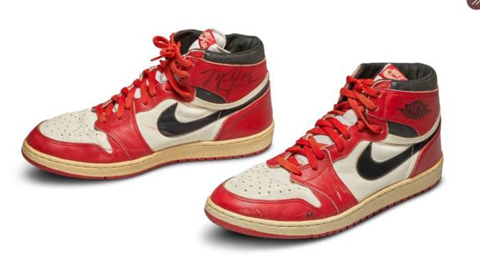 На аукционе за астрономическую сумму были проданы старые кроссовки Майкла Джордана