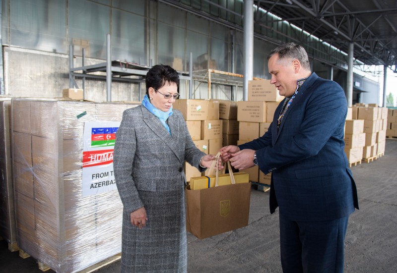 Азербайджан дал Украине 23 тонны гумпомощи для противодействия COVID-19