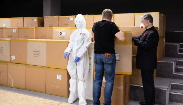 С начала пандемии Фонд Порошенко передал медикам 115 тысяч защитных костюмов 