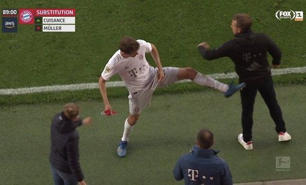 Игрок "Баварии" пнул главного тренера ногой после замены (фото)