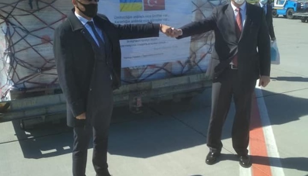 Маски, защитные очки, щитки: Турция передала Украине гуманитарную помощь