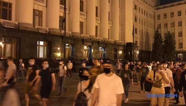 Стерненко с активистами провели акцию под домом Венедиктовой