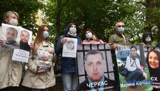 Родственники пленных в "Л/ДНР" митинговали под посольством Франции в Украине