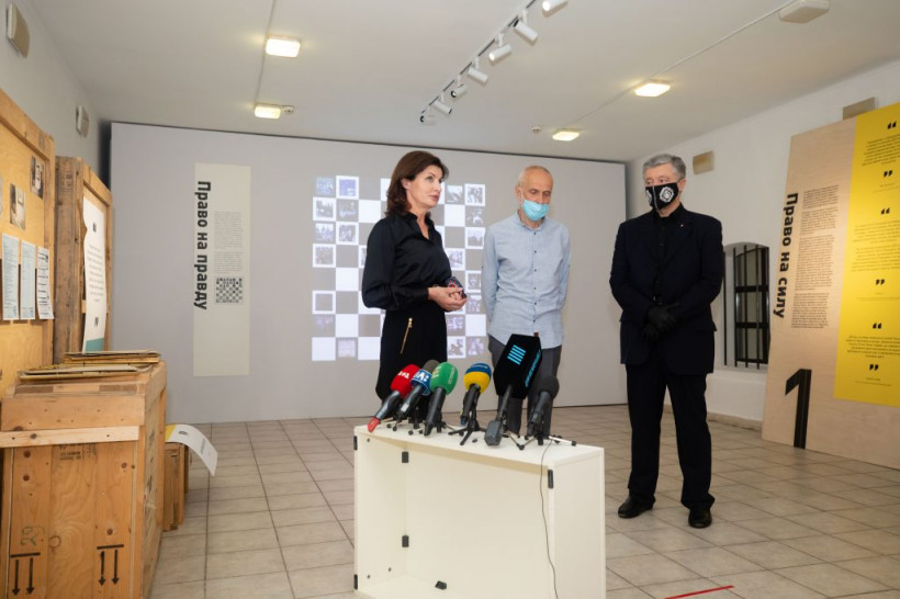 ГБР пыталось попасть на “зарешеченную” выставку картин из коллекции Порошенко