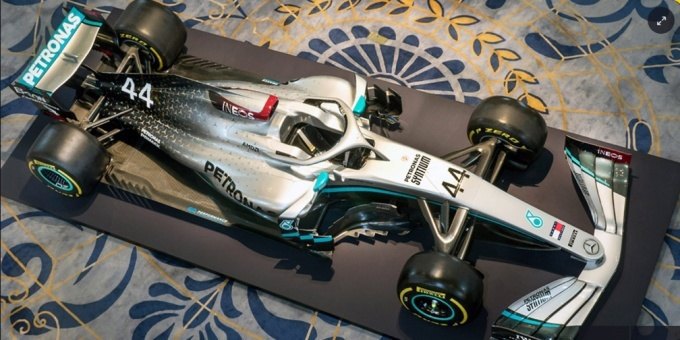 Команда Формулы-1 – "Мерседес" поменяла традиционную серебряную ливрею на черную по совету Хэмилтона