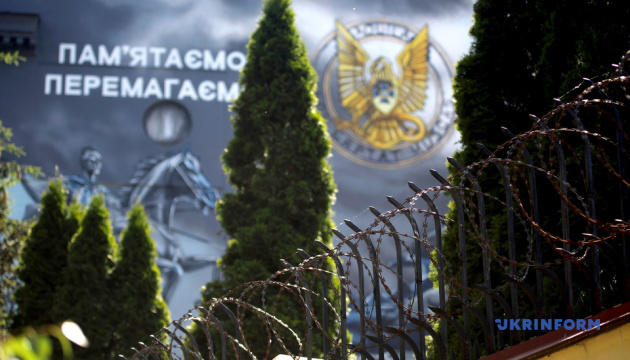 "Привет от СБУ": у посольства и консульств РФ разместили билборды и патриотический мурал