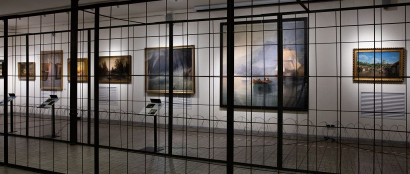 ГБР пыталось попасть на “зарешеченную” выставку картин из коллекции Порошенко