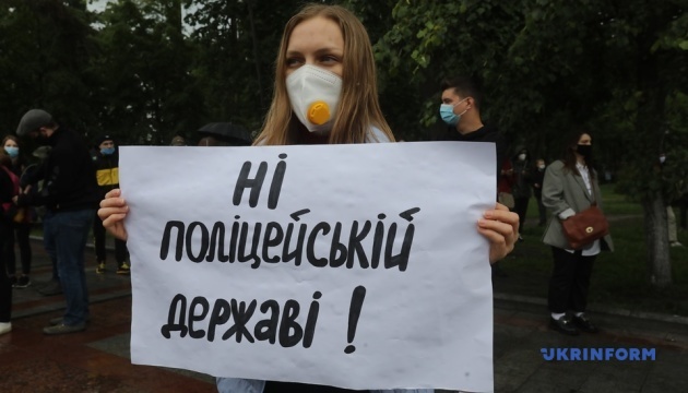 Под Радой митингуют за отставку Авакова