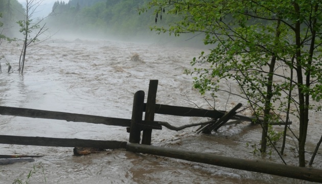 Из-за наводнения на Прикарпатье и Буковине - оранжевый уровень опасности