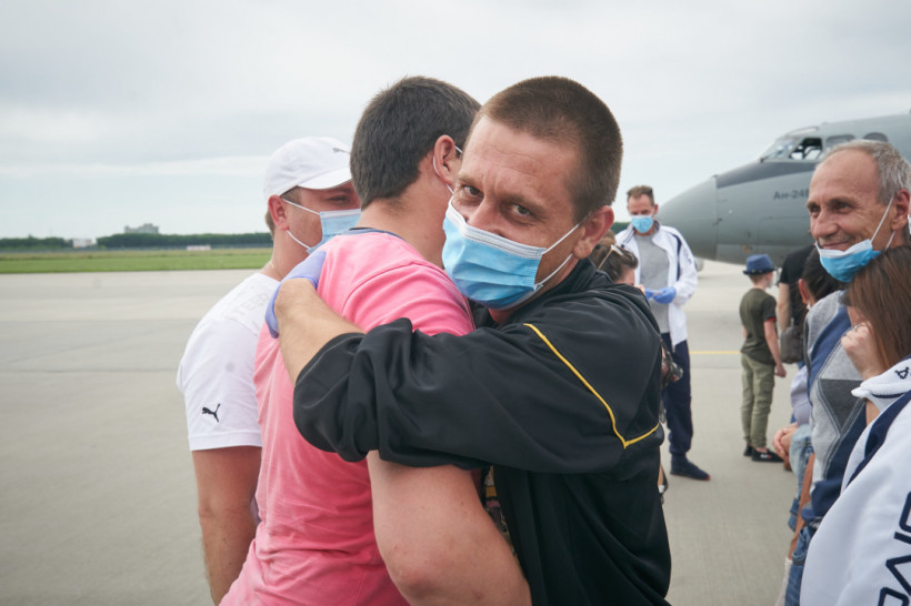 14 моряков прилетели в Украину после трех лет в тюрьме Ливии