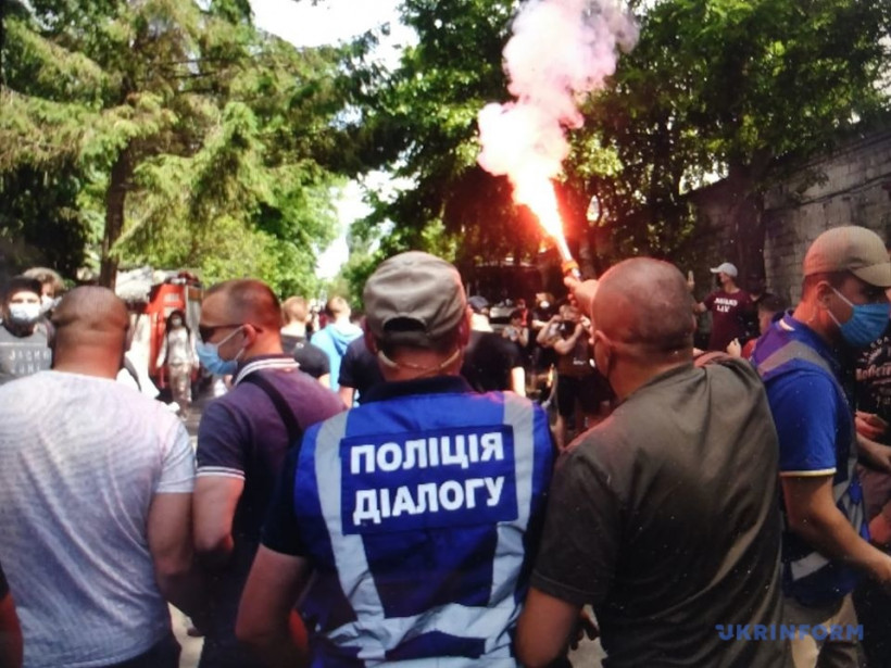 Дело Стерненко: под судом столкновения, горят файеры